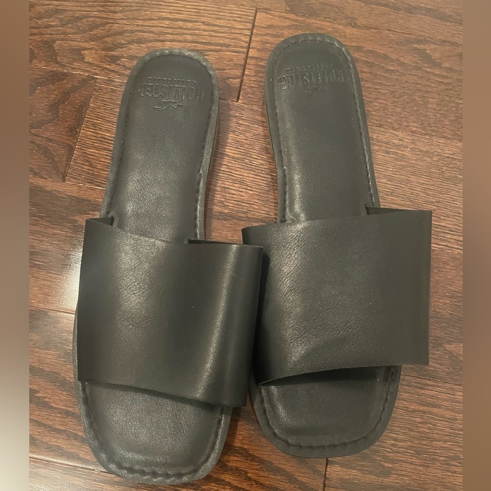 Hollister Classic Black Slides - Like New condition - Picture 2 of 4